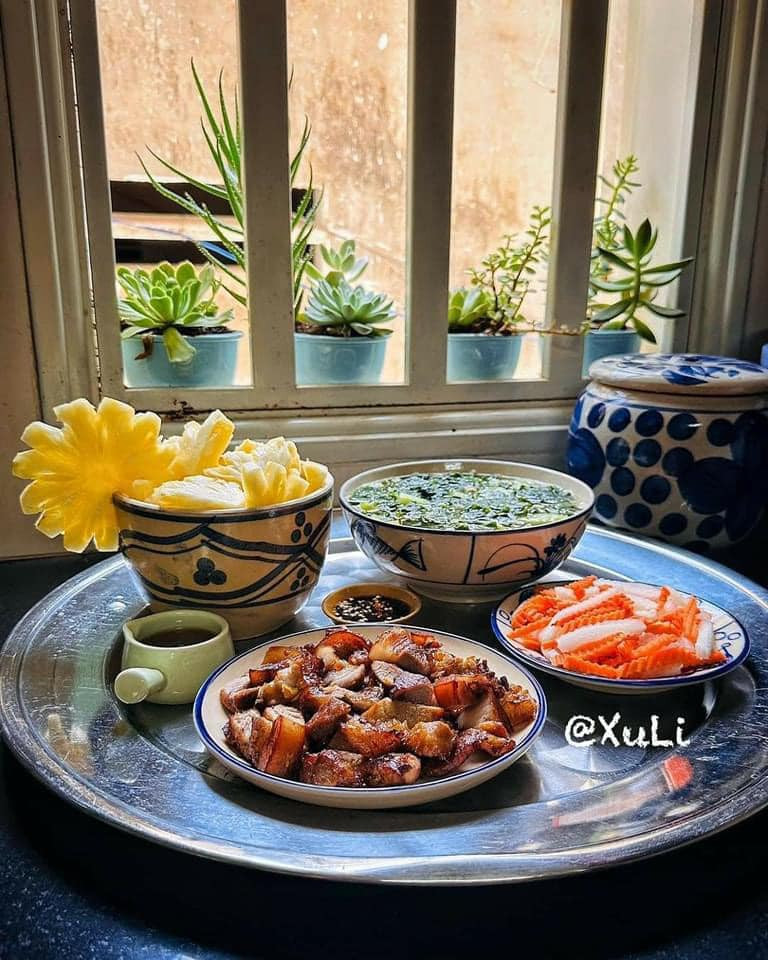 Gia đình chị ăn cả 3 bữa ở nhà. Các con cũng không ăn trưa tại trường, vì vậy việc tính toán chi phí, đồng thời lại đảm bảo đẩy đủ dinh dưỡng cho bữa ăn là điều cần thiết.