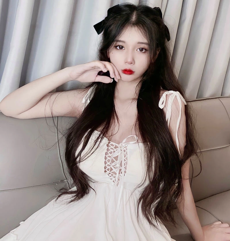 Cô nàng thu hút bởi gương mặt xinh xắn cùng thân hình nóng bỏng.