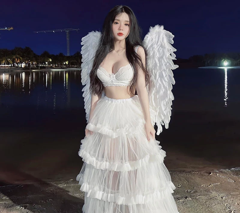 Đặc biệt, Hồng Nhung sở hữu vòng 1 khủng khiến nhiều người đặt nghi vấn liệu cô nàng có phẫu thuật thẩm mỹ hay không.