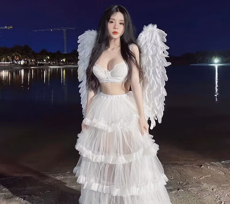 Đặc biệt, Hồng Nhung sở hữu vòng 1 khủng khiến nhiều người đặt nghi vấn liệu cô nàng có phẫu thuật thẩm mỹ hay không.