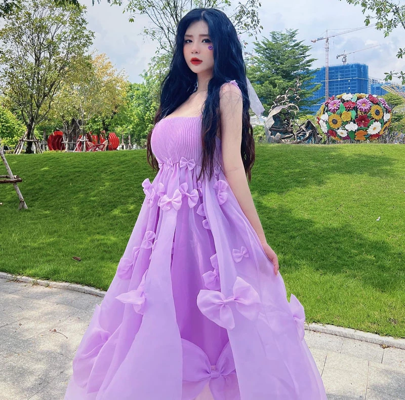 Với vẻ ngoài xinh đẹp và thân hình quyến rũ, Hồng Nhung còn nhận được nhiều lời mời làm mẫu ảnh và quảng cáo cho nhiều nhãn hàng thời trang và mỹ phẩm nổi tiếng.