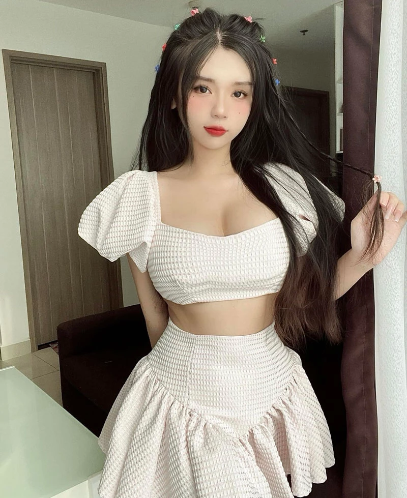 Cô nàng theo đuổi phong cách gợi cảm, nữ tính.