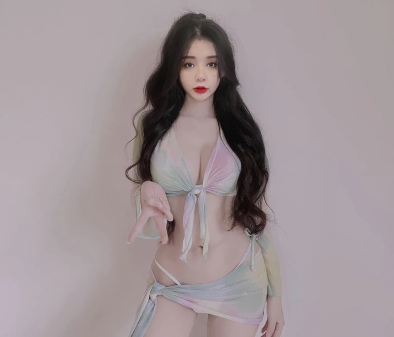 Tài khoản Instagram của cô cũng có 106.000 người theo dõi.