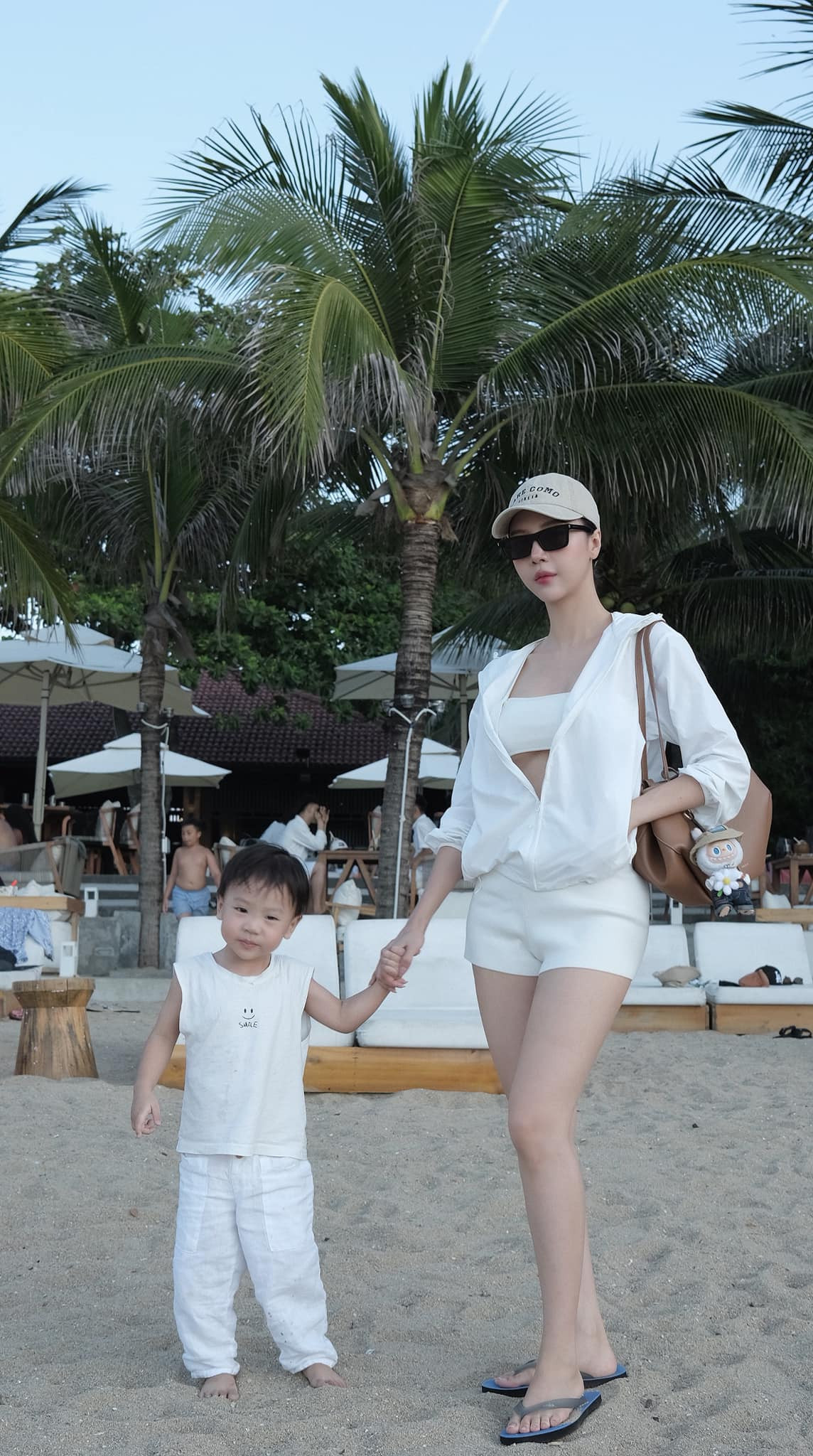 Trước đó, đang thành công trên con đường nghệ thuật. Ngọc Châm bất ngờ thông báo "dừng cuộc chơi" để lập gia đình. Người đẹp họ Vũ tổ chức đám hỏi với ông xã tên T.V.H, hơn cô 4 tuổi.