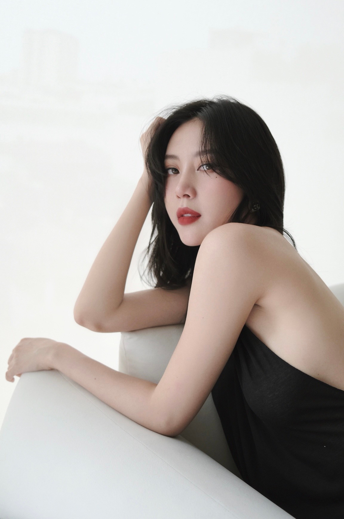 Trong những lần hiếm hoi khoe khéo về bạn đời, Ngọc Châm tiết lộ: “Người ta bảo muốn biết lòng dạ đàn ông, hãy đến khoa sản của bệnh viện. Nhưng thực tế là mẹ đã nhìn thấy một người đàn ông đầy tình yêu, ấm áp và trách nhiệm ngay từ những ngày đầu gặp bố, vậy nên mẹ yêu bố và Leo của mẹ chào đời”.