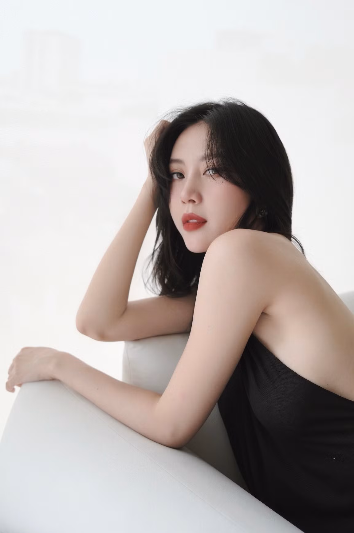 Trong những lần hiếm hoi khoe khéo về bạn đời, Ngọc Châm tiết lộ: “Người ta bảo muốn biết lòng dạ đàn ông, hãy đến khoa sản của bệnh viện. Nhưng thực tế là mẹ đã nhìn thấy một người đàn ông đầy tình yêu, ấm áp và trách nhiệm ngay từ những ngày đầu gặp bố, vậy nên mẹ yêu bố và Leo của mẹ chào đời”.