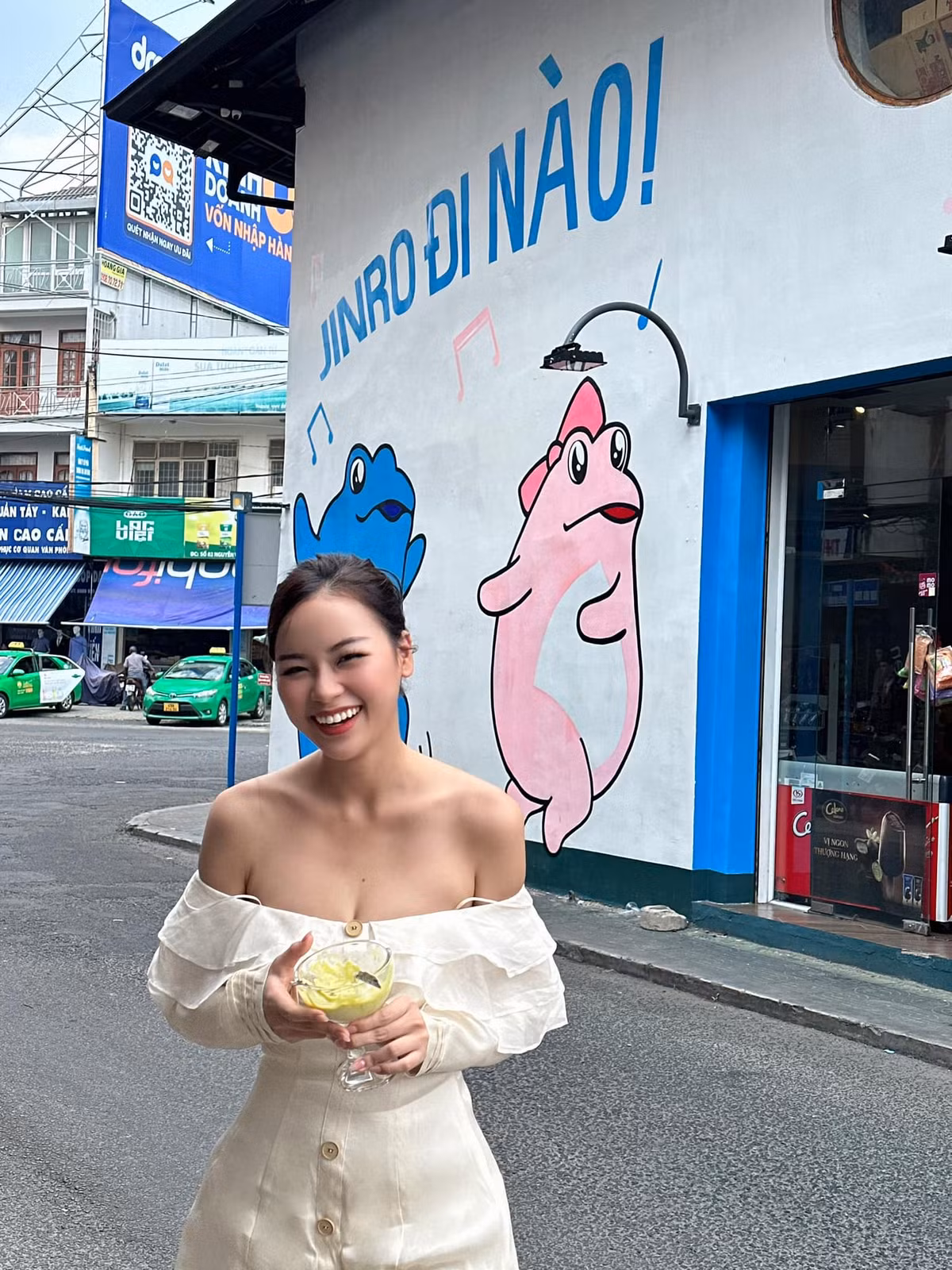 Đào Hiền có khả năng ngoại ngữ khá tốt. Cô từng là MC song ngữ cho một số sự kiện và đảm nhận vị trí phiên dịch kiêm diễn viên lồng tiếng tại Trung tâm phim truyền hình Việt Nam. (Ảnh: FBNV)