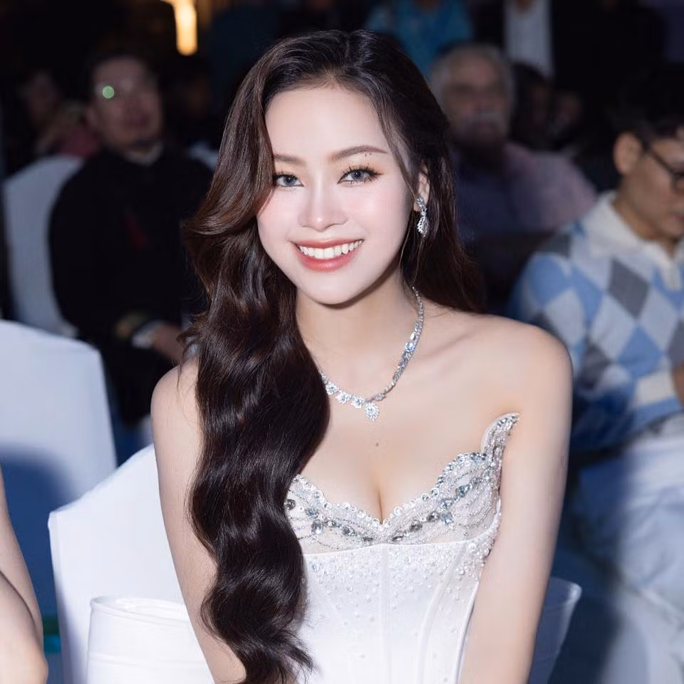 Bên cạnh việc học, Á hậu Đào Hiền muốn phát triển công việc MC, hoạt động nghệ thuật. Cô dự định Nam tiến để tìm kiếm thêm nhiều cơ hội phát triển nghề nghiệp.(Ảnh: FBNV)