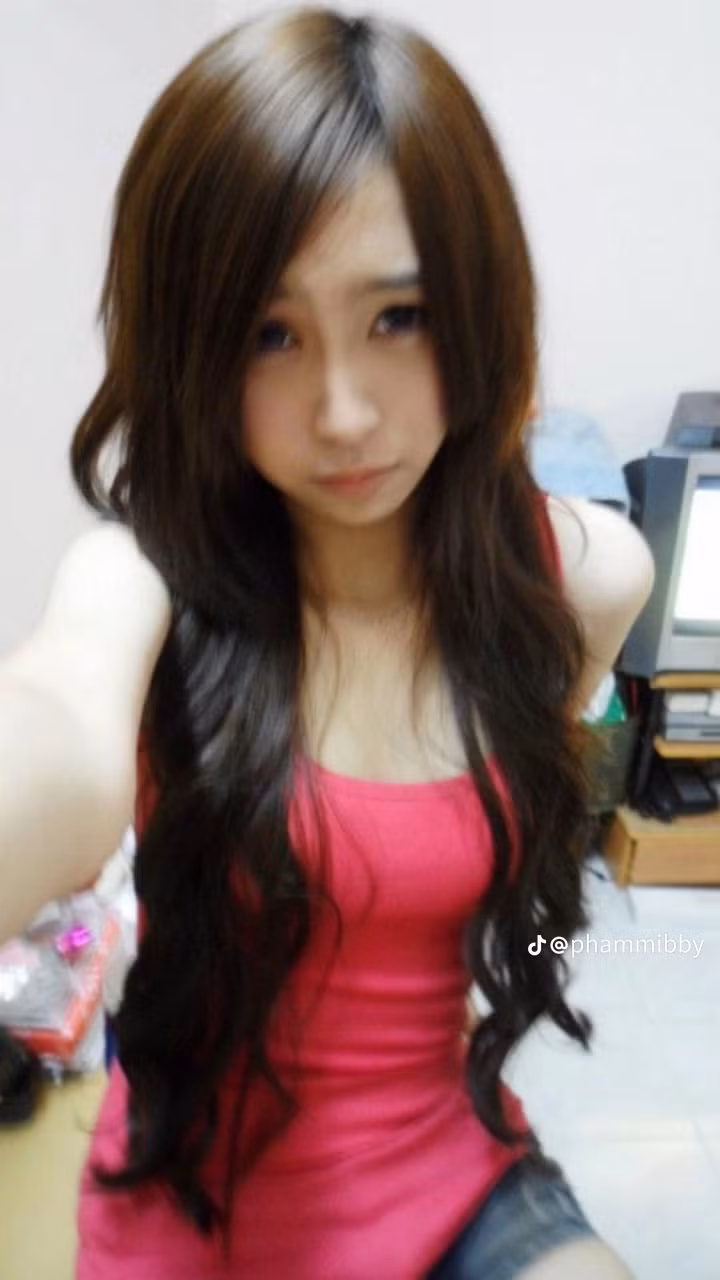 Cô nàng tâm sự về những bức hình thời xưa của mình: "Mình đã từng là hot girl Flickr, Zing Me thời điểm 2019-2012. Sau này mình biết nhiều người lấy ảnh mình làm avatar luôn. Có một tấm bị đem làm meme khắp nơi. Giờ xem lại vẫn thấy đẹp luôn đó, tại lúc này chưa có app ủng gì đâu".