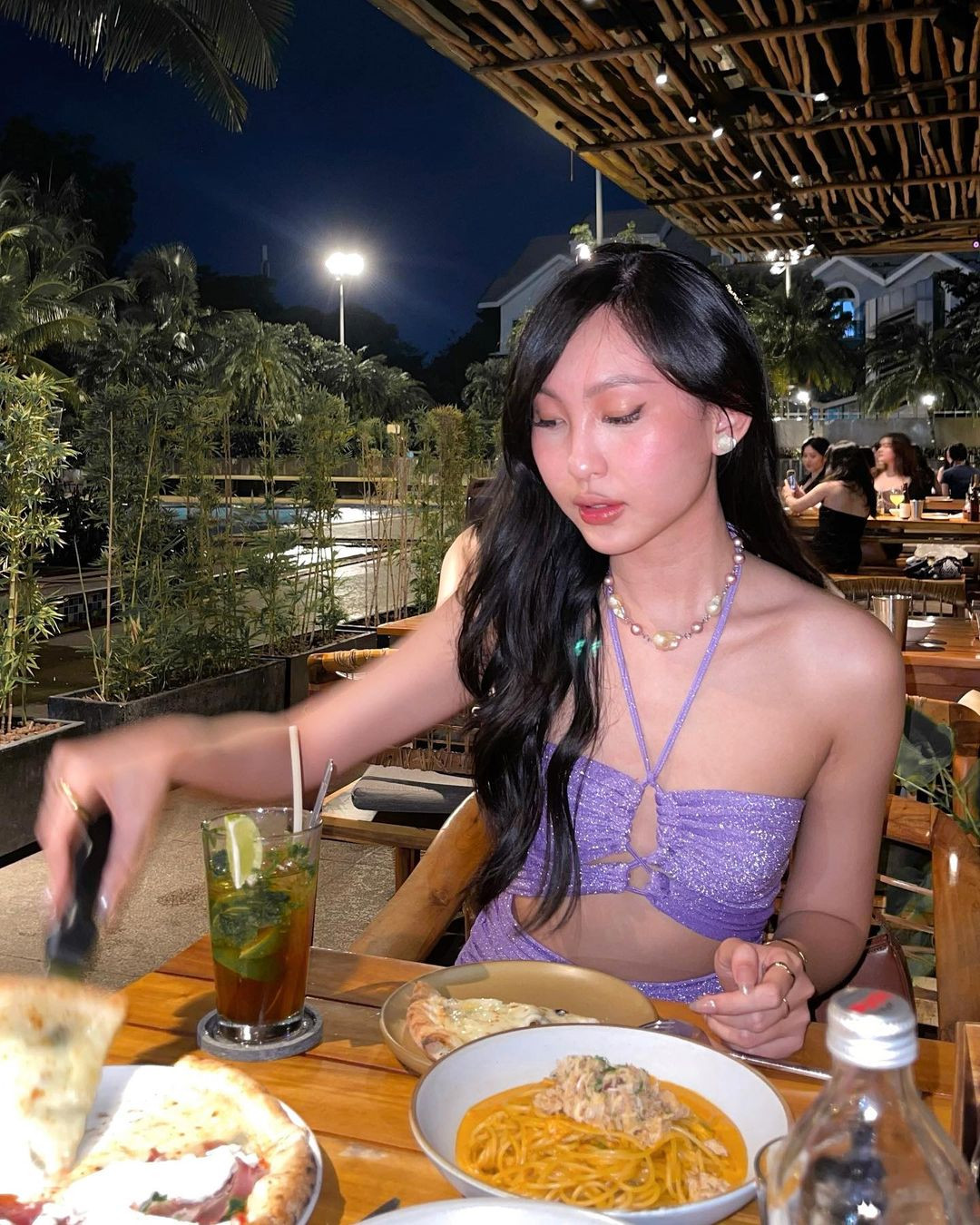 Khác với phong các ngọt ngào của ngày xưa, cô nàng chuộng phong cách năng động và sexy.