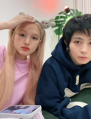 Giữa lúc chuyện tình cảm đang được bàn luận rầm rộ, Xoài Non - Gil Lê còn dính nghi vấn đang sống chung nhà. Cư dân mạng đã soi ra hình ảnh trong sinh nhật của Gil Lê được chụp tại nhà của hot girl gen Z.