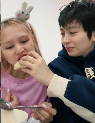 Tuy nhiên, mới đây, Xoài Non đã lên tiếng đính chính. Cô cho biết bản thân và Gil Lê chỉ ở chung 1 tòa nhà với nhau, không sống chung như dân tình đồn đoán: "Gì vậy, cùng nhà hồi nào" .