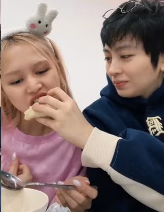 Tuy nhiên, mới đây, Xoài Non đã lên tiếng đính chính. Cô cho biết bản thân và Gil Lê chỉ ở chung 1 tòa nhà với nhau, không sống chung như dân tình đồn đoán: "Gì vậy, cùng nhà hồi nào" .