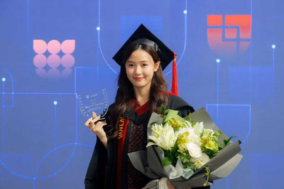 Midu chia sẻ thêm: "Người ta nói cứ đi rồi sẽ đến, cứ nỗ lực rồi sẽ thành công. Ngày hôm nay cuối cùng mình cũng được nhận bằng tốt nghiệp Thạc sĩ".