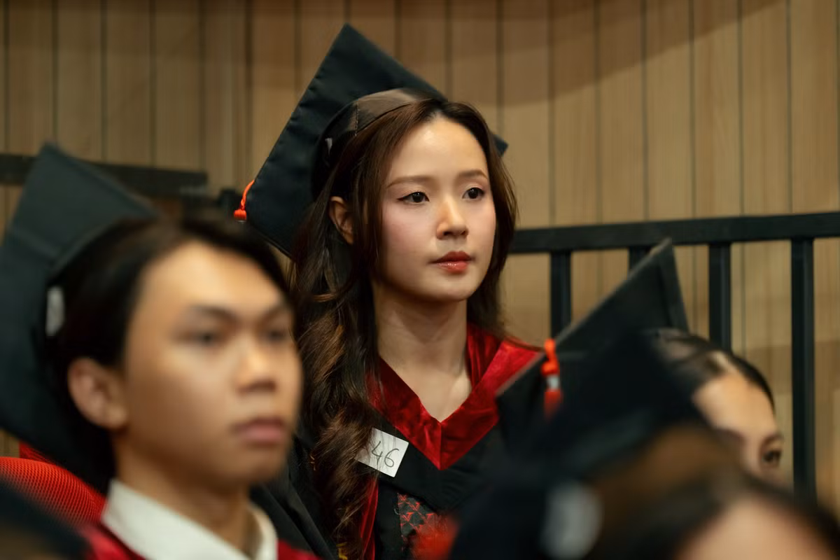 Sau gần 2 tháng tổ chức đám cưới, Midu chia sẻ về cuộc sống hôn nhân: "Yêu thương không đến từ những điều hoàn hảo. Nó đến từ những giây phút mình cứ sống và cứ yêu thôi... Như tặng nhau một bó hoa, hôn nhau vào buổi sáng, nắm tay nhau cùng đi dạo..." (Ảnh: Văn Lang TV)