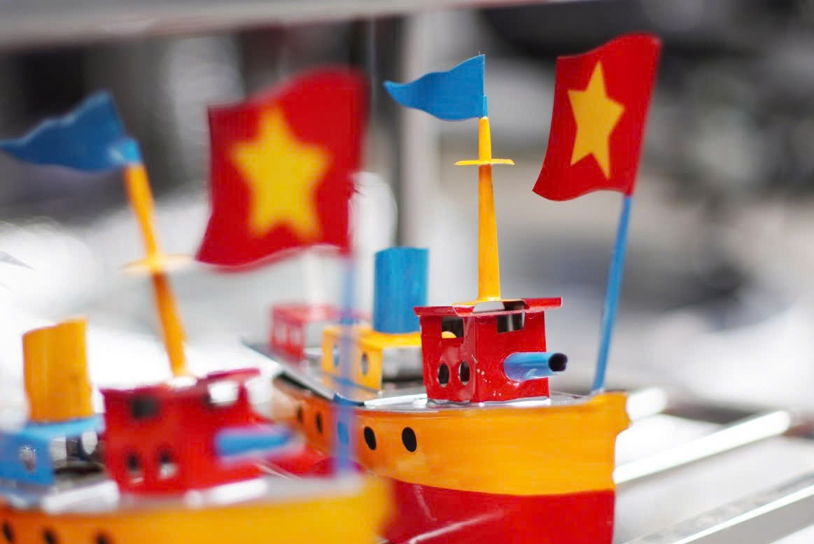 Để tàu chạy, người chơi phải đổ đầy nước vào hai đầu ống dẫn ở đáy tàu, sau đó đốt bình dầu, đặt dưới nồi hơi và đưa tàu xuống nước. Sau khoảng 30 giây, tàu bắt đầu chạy.