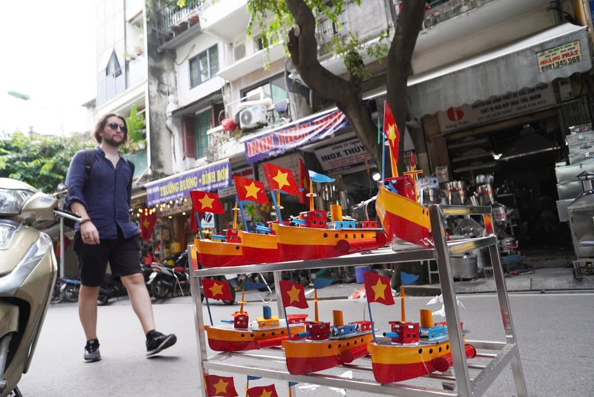 Mỗi dịp Trung thu, những con người thuộc thế hệ 7x, 8x, 9x lại bồi hồi nhớ về kỉ niệm tuổi thơ gắn với những món đồ chơi xưa cũ. Thời ấy, có một chiếc tàu thủy sắt Tây có lẽ cũng đủ để "vênh mặt" với trẻ con xóm trên làng dưới rồi.