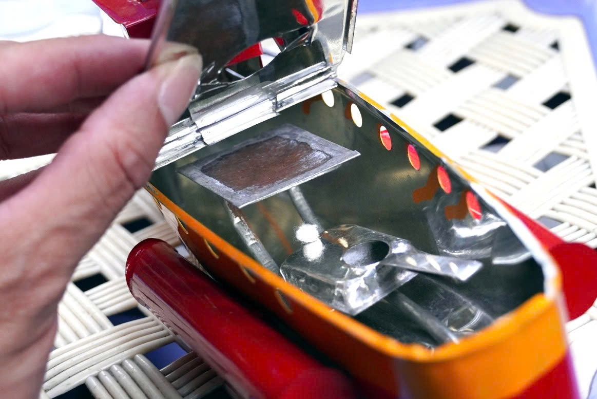 Vì sự lấn át của những món đồ chơi tiên tiến, tàu thủy sắt tây dần vắng bóng trên thị trường, khiến cho tàu sắt vốn tốn nhiều công lao động nên chi phí khá cao. Theo khảo sát, một chiếc tàu cỡ nhỏ có giá 100.000 đồng/chiếc, cỡ lớn là 300.000 đồng, cỡ trung là 500.000 đồng và loại tàu to nhất với nhiều chi tiết tinh xảo sẽ có giá 1.000.000 đồng.