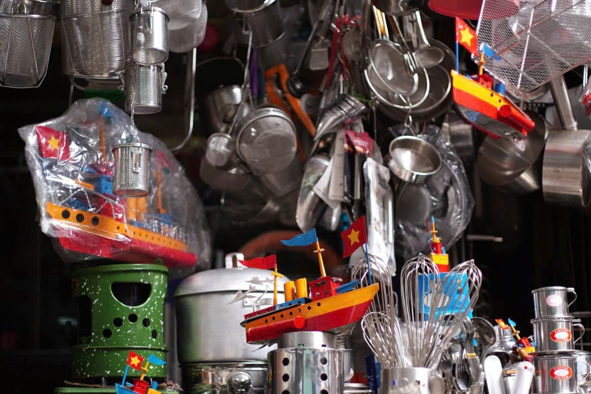 Những chiếc tàu thủy sắt tây được bày bán cạnh các món đồ khác như phin pha cà phê, rây lọc...