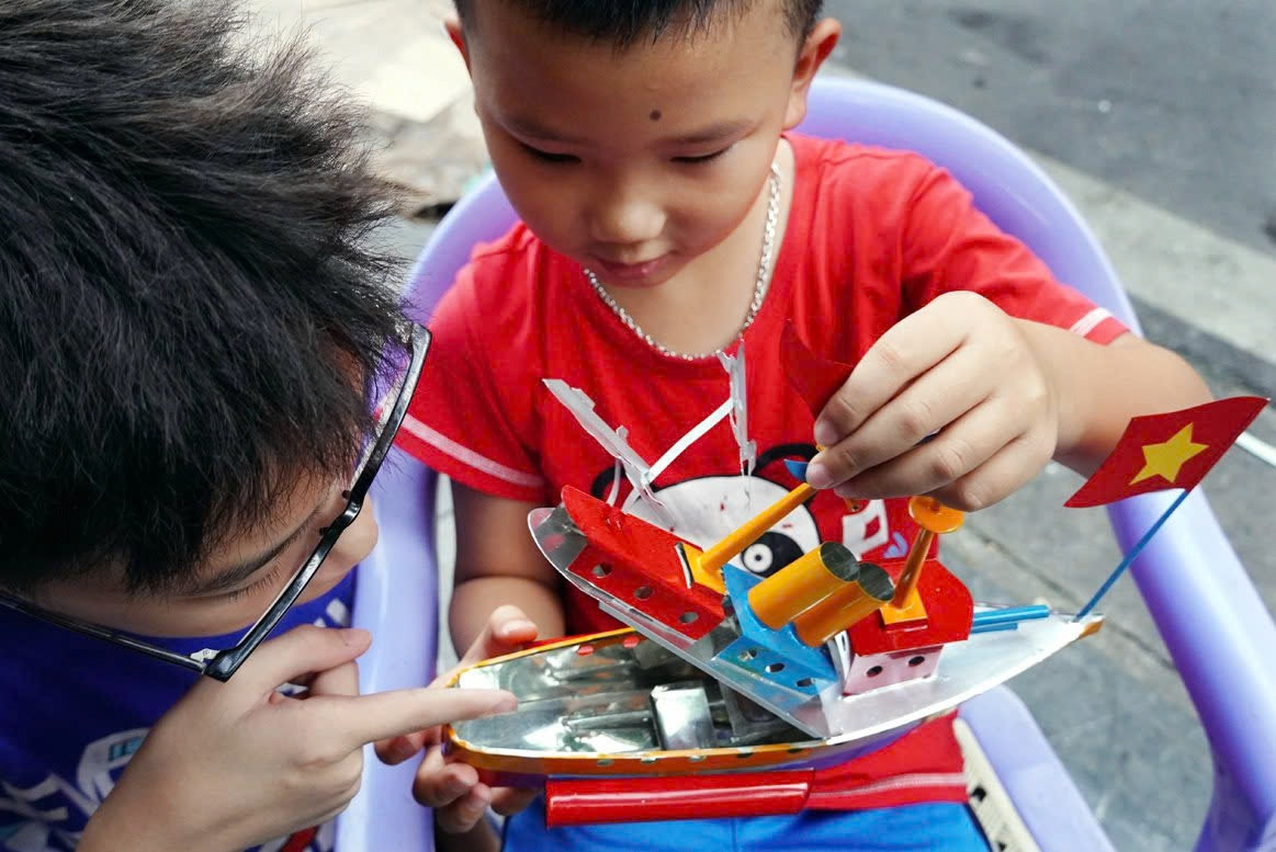 Tàu có thể nổi, di chuyển trên mặt nước và phát ra tiếng kêu phành phạch như tàu thủy thật.