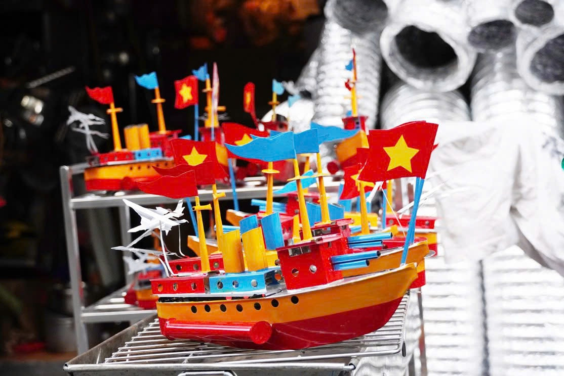 Một số cửa hàng ít ỏi ở phố Hàng Thiếc - Hà Nội còn bán loại đồ chơi này vào mỗi dịp Trung Thu. Chính vậy, những cửa hàng này thu hút khá nhiều khách hàng mong muốn sở hữu món đồ tuổi thơ này.