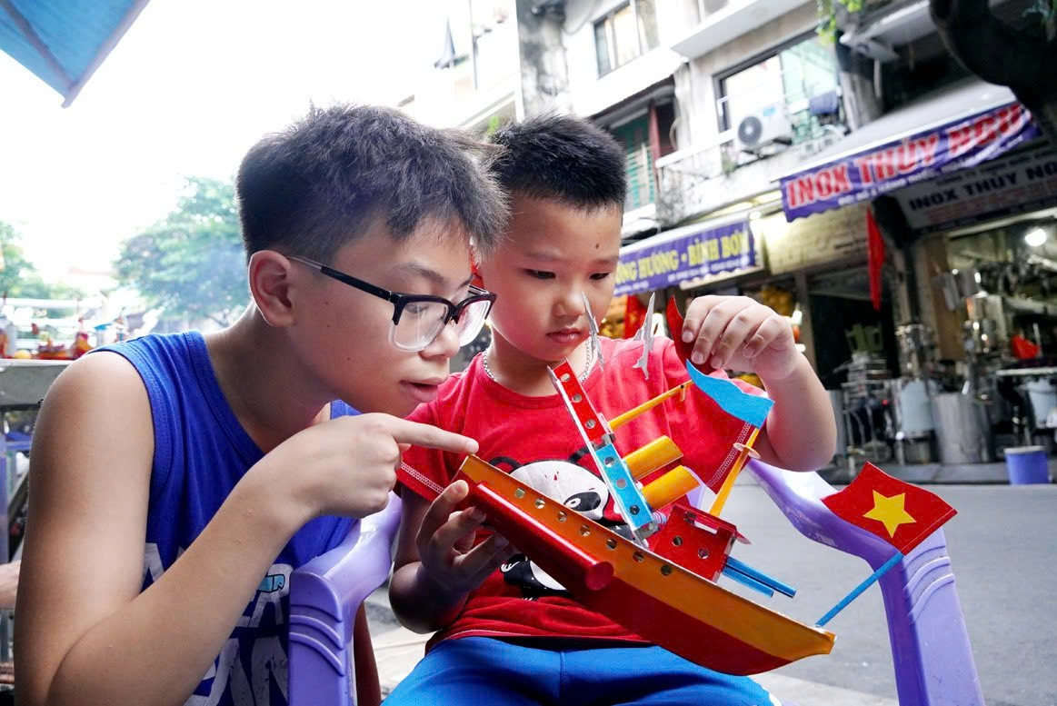 Dù là món đồ chơi xưa cũ, tàu thủy vẫn có sức hấp dẫn với những đứa trẻ hiện đại.