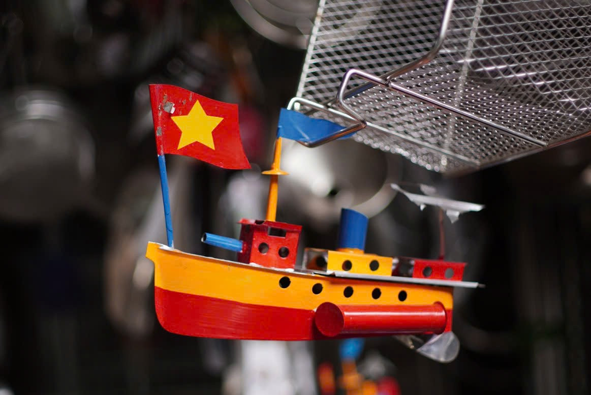 Khác với những món đồ chơi Trung thu khác đang được trưng bày trên những gian hàng rực rỡ ở phố Hàng Mã, Lương Văn Can,...những chiếc tàu thủy sắt sặc sỡ sắc màu vẫn có một nét thu hút riêng. Bởi sự khan hiếm và quá khứ "huy hoàng" lại khiến nó trở nên khác biệt giữa vô vàn món đồ chơi khác và vẫn được săn lùng mỗi dịp đến Tết Trung thu.