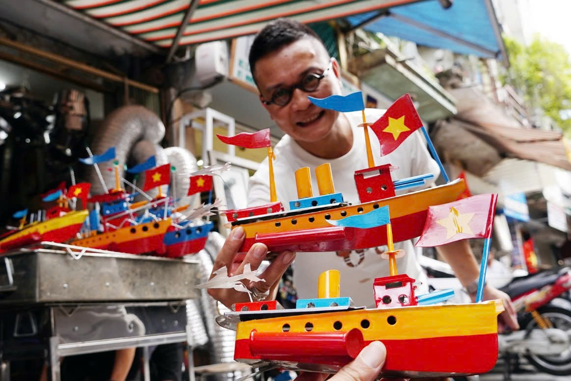 Theo thời gian, làn sóng đồ chơi mới lạ dần đẩy đồ chơi truyền thống vào quá khứ. Trẻ em ngày nay thường chọn lựa đồ chơi bằng nhựa có nhiều công năng, tàu thùy sắt tây chạy dầu đồ chơi xưa trở thành xa lạ.