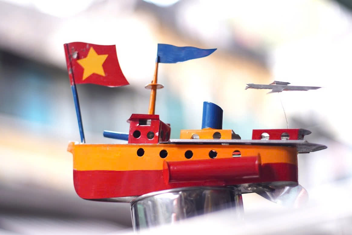 Anh Hưng (Đống Đa - Hà Nội) chia sẻ: "Mình cứ tưởng món đồ chơi tuổi thơ này đã biến mất hoàn toàn rồi, hôm nọ tình cờ lướt Facebook thấy mới tìm ra Hàng Thiếc để mua bằng được món đồ ngày xưa ao ước mãi mà không được. Mình đưa cả cháu nhà đi, không ngờ con trai của mình cũng rất hứng thú với món đồ chơi truyền thống này".