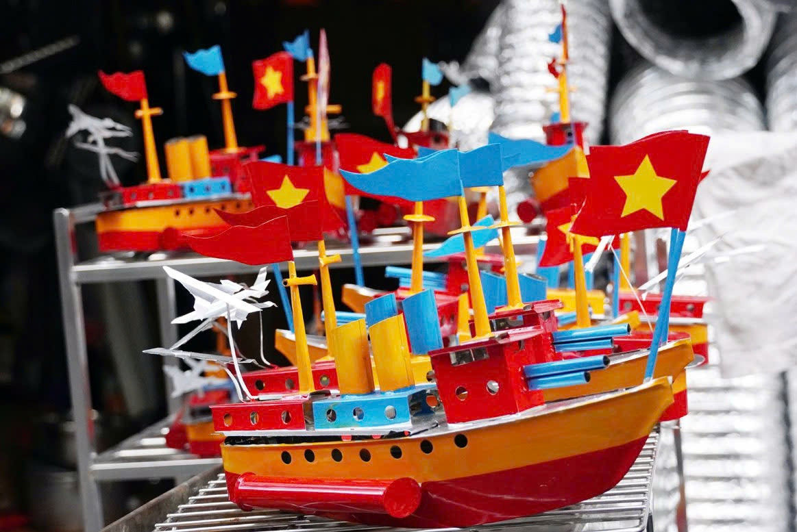 Mẫu tàu được trang hoàng thêm chi tiết buồng lái, cờ,…và sơn màu sặc sỡ, mô phỏng lại hình ảnh tàu chiến ngày xưa hoặc tàu cá.