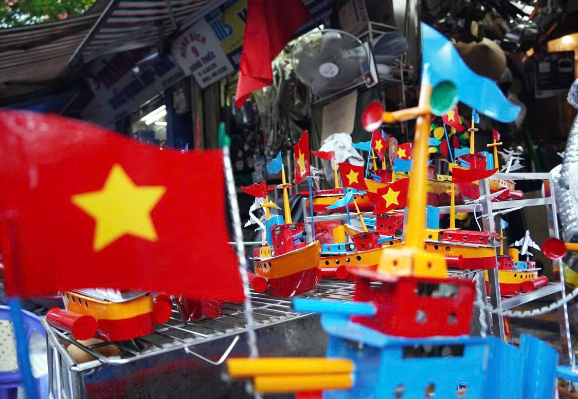 Tàu thủy sắt tây thường được làm từ những lá thép mỏng từ hộp sữa, ống bơ,… Lá thép được cắt, uốn thành hình rồi hàn lại mang nhau.