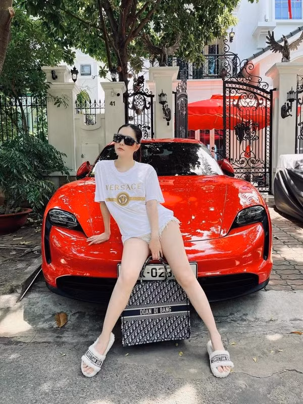 Không chỉ nắm trong tay nhiều bất động sản có giá trị, vợ chồng Đoàn Di Băng cùng doanh nhân Nguyễn Quốc Vũ còn sở hữu bộ sưu tập siêu xe cùng nhiều phụ kiện hàng hiệu tiền tỷ.