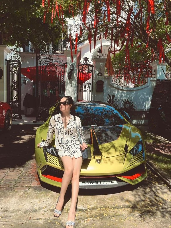 Một siêu xe khác của cặp vợ chồng đại gia chính là Lamborghini Huracan LP610-4. Chiếc xe có ngoại thất màu đỏ Rosso Mars nổi bật, tuy nhiên sau đó đã được vợ chồng Nguyễn Quốc Vũ độ lại bằng lớp vỏ màu xanh chuối bắt mắt, điểm xuyết bằng các chi tiết màu đen và đỏ, lấy cảm hứng từ phiên bản đường đua STO.