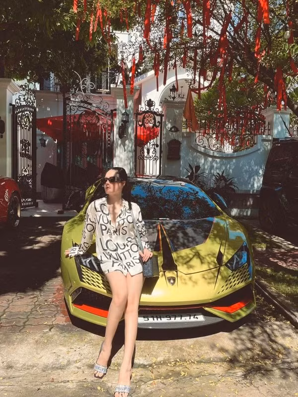 Một siêu xe khác của cặp vợ chồng đại gia chính là Lamborghini Huracan LP610-4. Chiếc xe có ngoại thất màu đỏ Rosso Mars nổi bật, tuy nhiên sau đó đã được vợ chồng Nguyễn Quốc Vũ độ lại bằng lớp vỏ màu xanh chuối bắt mắt, điểm xuyết bằng các chi tiết màu đen và đỏ, lấy cảm hứng từ phiên bản đường đua STO.