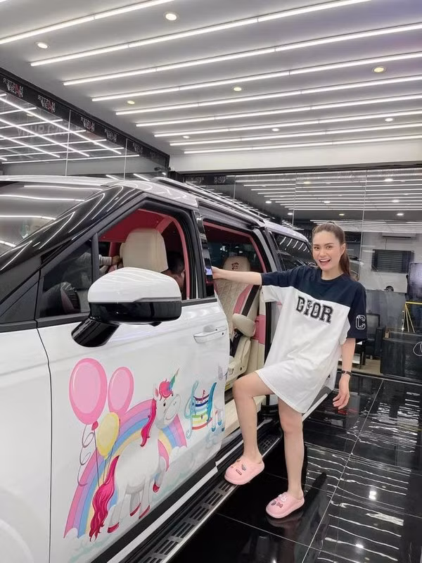 Hàng loạt những chiếc xe có giá trị cao, thậm chí có những chiếc chỉ sản xuất số lượng giới hạn trên thế giới cũng được vợ chồng Đoàn Di Băng sở hữu.