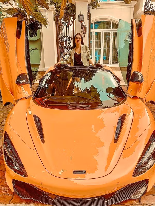 Chiếc McLaren 720S Spider mafuy cam bắt mắt.