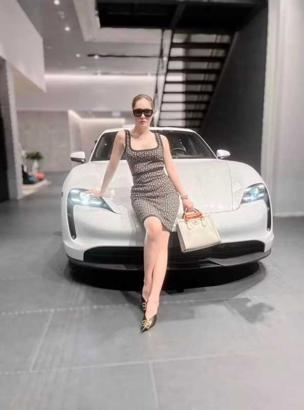 Năm 2021, Đoàn Di Băng được chồng tặng siêu xe chạy bằng điện Porsche Taycan trị giá 8,5 tỷ đồng. Có khả năng đây là phiên bản Turbo và được bổ sung một số tùy chọn. Xe có ngoại thất màu trắng, kết hợp bộ mâm 5 chấu thể thao, tôn lên khí chất sang chảnh của người đẹp sinh năm 1990.