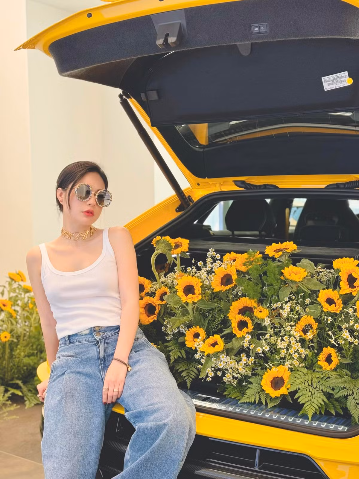 Đây cũng là chiếc xe được vị nữ đại gia này "ưu ái" xuất hiện trong nhiều tấm hình "sống ảo".