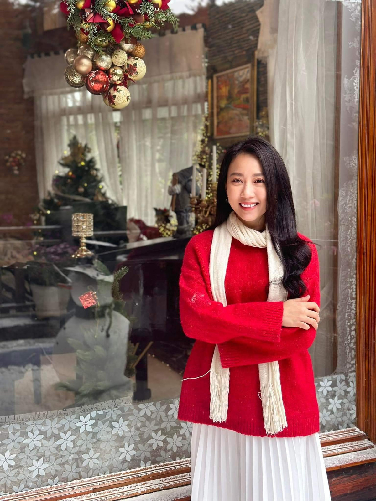 Năm 2013, Hồng Loan đoạt giải Gương mặt đẹp cuộc thi Ngôi sao thời trang và tiếp tục đoạt giải Á khôi cuộc thi Hoa khôi Áo dài. Nhiều khán giả ưu ái gọi cô là "bản sao" của Hoa hậu Đặng Thu Thảo vì gương mặt đẹp chuẩn Á đông cùng vóc dáng lý tưởng.