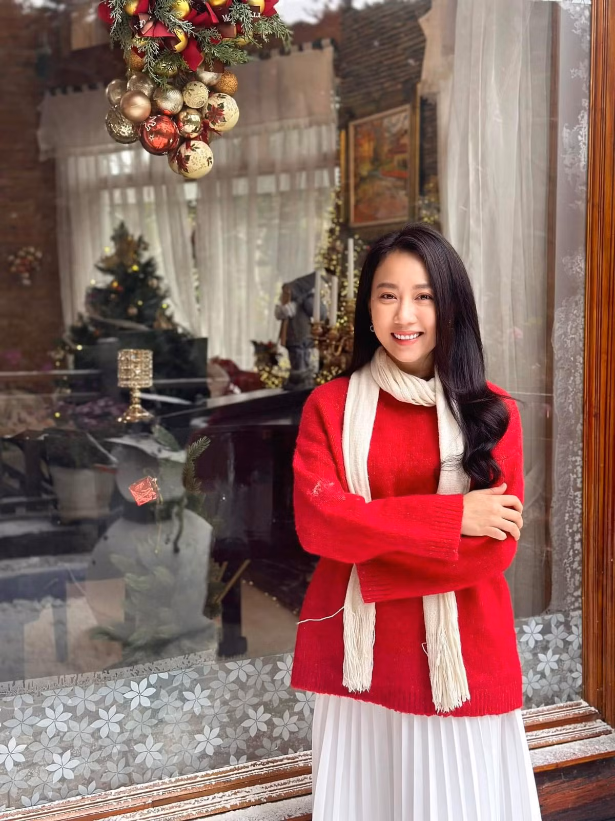 Năm 2013, Hồng Loan đoạt giải Gương mặt đẹp cuộc thi Ngôi sao thời trang và tiếp tục đoạt giải Á khôi cuộc thi Hoa khôi Áo dài. Nhiều khán giả ưu ái gọi cô là "bản sao" của Hoa hậu Đặng Thu Thảo vì gương mặt đẹp chuẩn Á đông cùng vóc dáng lý tưởng.