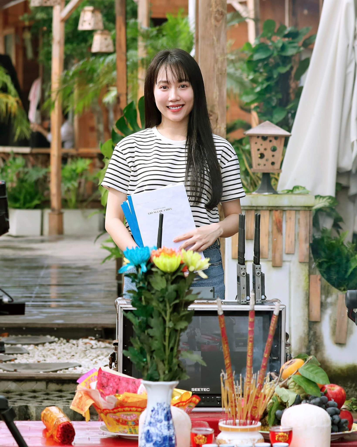 Thành công trong nghệ thuật, đắt show quảng cáo giúp Huỳnh Hồng Loan sở hữu khối tài sản không phải dạng vừa. Cô tự tậu xe Mercedes giá hơn 2 tỷ đồng khi chỉ mới 25 tuổi.