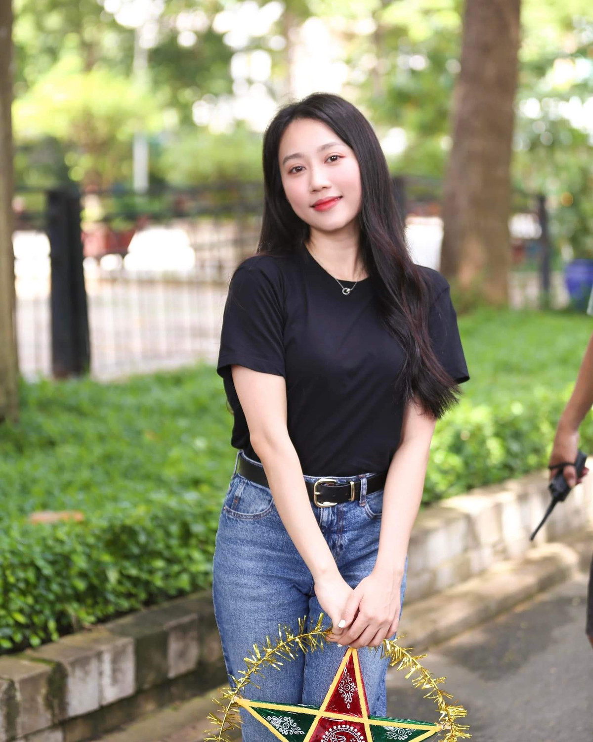 Khi được hỏi về việc là diễn viên trẻ nhưng hay chia sẻ những hình ảnh sang chảnh, dùng hàng hiệu; Hồng Loan cho hay: "Tôi không phải là một người giàu có đi làm nghề diễn viên. Từ nghề diễn viên giúp tôi có kinh tế hơn. Tôi xuất phát từ một gia đình bình thường, không ai làm nghệ thuật. Khi tôi làm nghệ thuật, có sự ủng hộ từ khán giả, tôi mới chuyển sang kinh doanh thêm. Nếu muốn có cuộc sống dư dả và thoải mái hơn, tôi không thể chỉ dựa vào cát-xê của diễn viên".