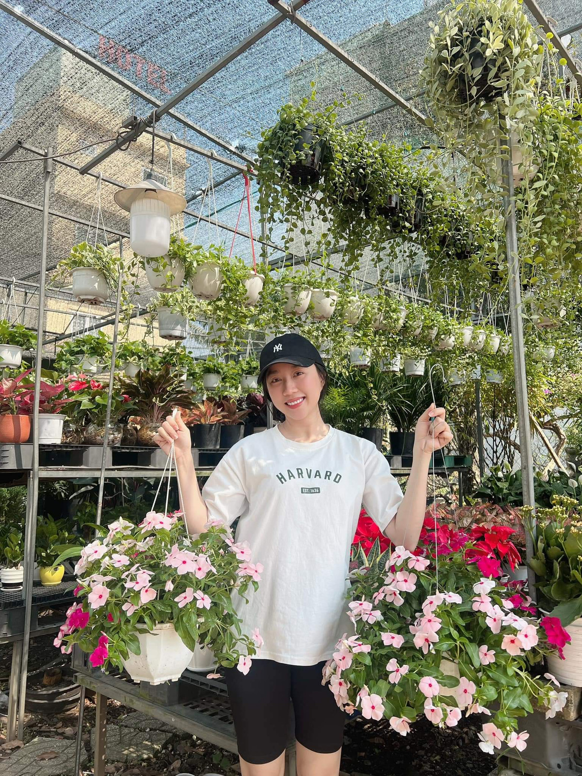 Tiến Linh kém Hồng Loan 3 tuổi nhưng cả 2 gia đình đều rất ủng hộ mối quan hệ này. Mẹ của anh thường xuyên giục con trai đưa người yêu về nhà ăn cơm. Phía bên gia đình nhà gái cũng vậy.