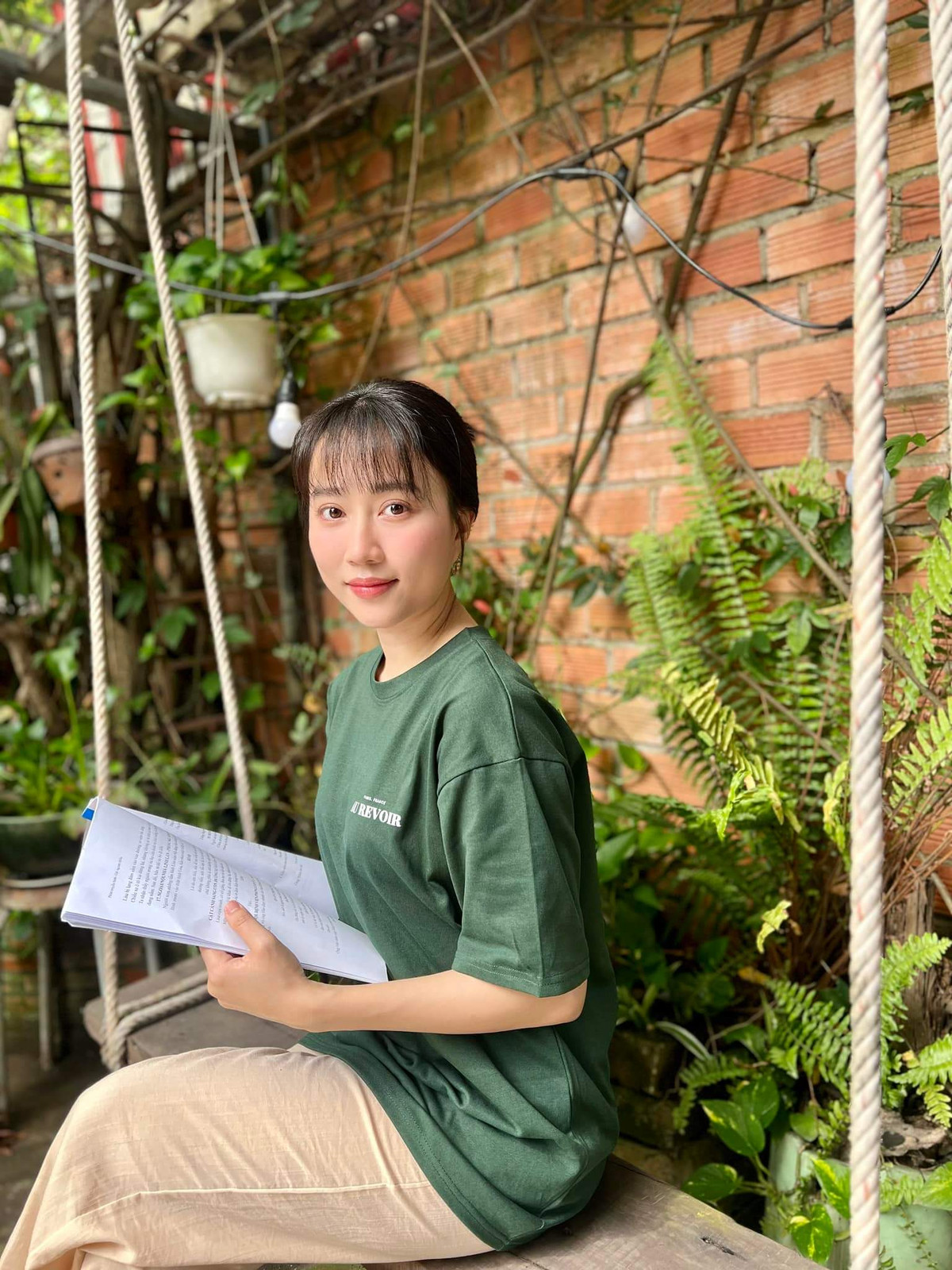 Tuy nhiên, chuyện tình của Tiến Linh và Hồng Loan nhanh chóng kết thúc sau 3 tháng. 2 người từng chia sẻ rằng họ mới chỉ tìm hiểu nhau, thấy không hợp nên dừng lại và hiện tại cả 2 vẫn là bạn bè.