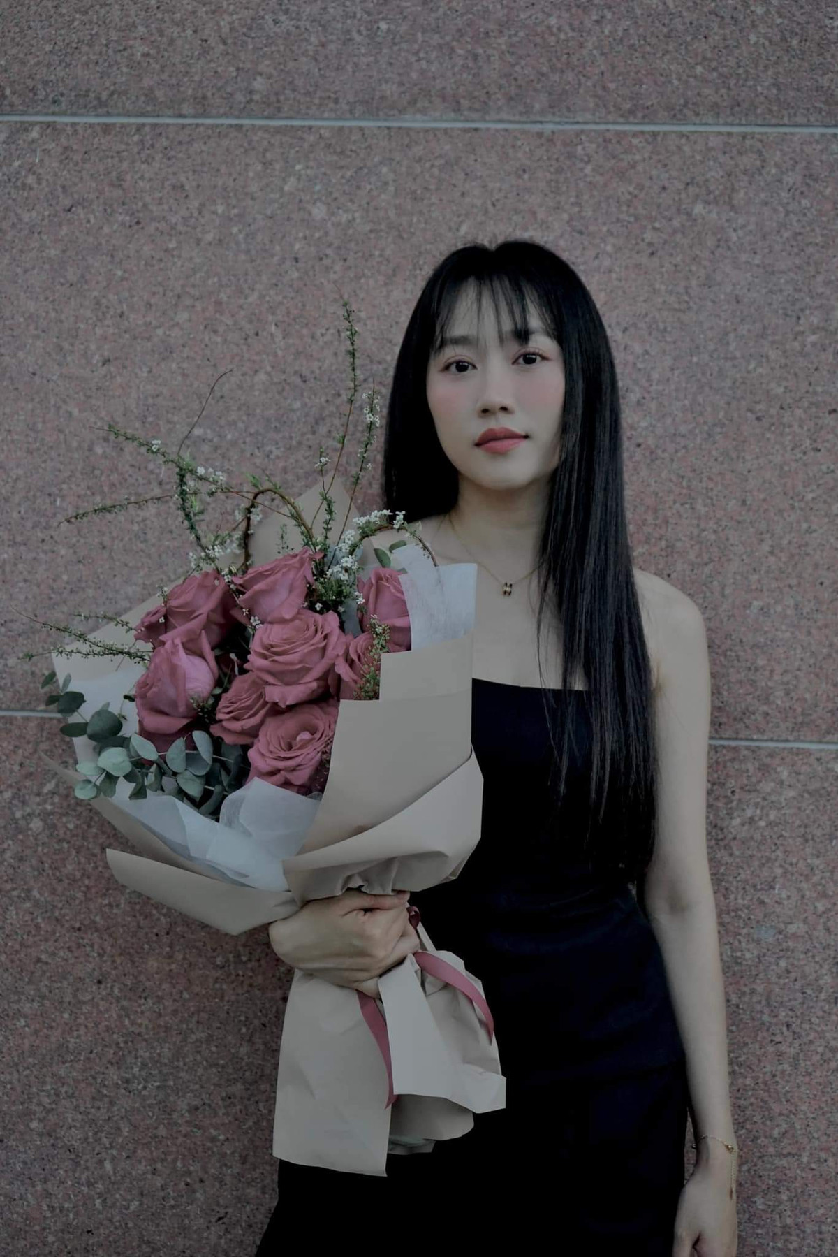 Hồng Loan cho biết Tiến Linh đã ái mộ cô kể từ khi cô xuất hiện trong MV Âm Thầm Bên Em. Nhưng phải một thời gian sau, anh mới chủ động kết bạn và nói chuyện với cô qua mạng xã hội.