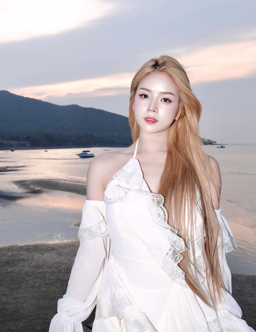 Mie được khán giả biết đến nhiều khi hỗ trợ thí sinh trong chương trình Rap Việt. Cô nổi tiếng với biệt danh "búp bê DJ" và đang là một trong những DJ đắt show, có thu nhập tốt trong giới.