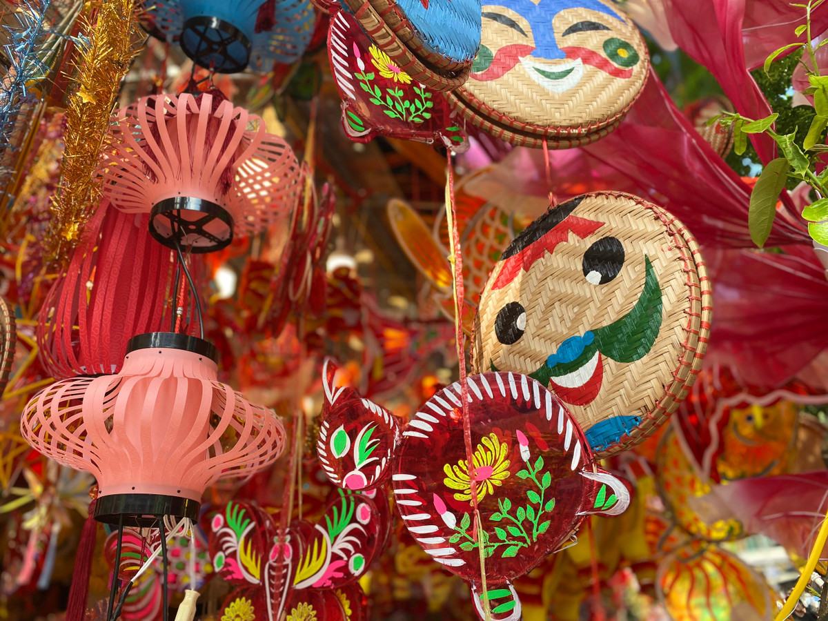 Các mặt hàng có mức giá tương tự mọi năm, chỉ có một vài loại có sự nhỉnh nhẹ về giá, các mặt hàng như đèn ông sao có giá từ 20.000-40.000 đồng/cái; đầu lân có giá từ 300.000-1.000.000 đồng/đầu, tùy theo kích cỡ; lân rối có giá khoảng 200.000 đồng/con...