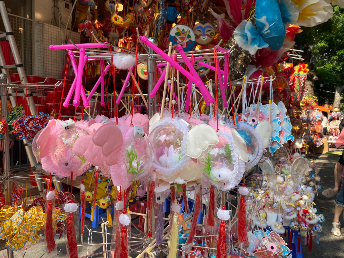 Đèn thỏ ngọc được các bạn trẻ ưa chuộng vào dịp trung thu năm trước.