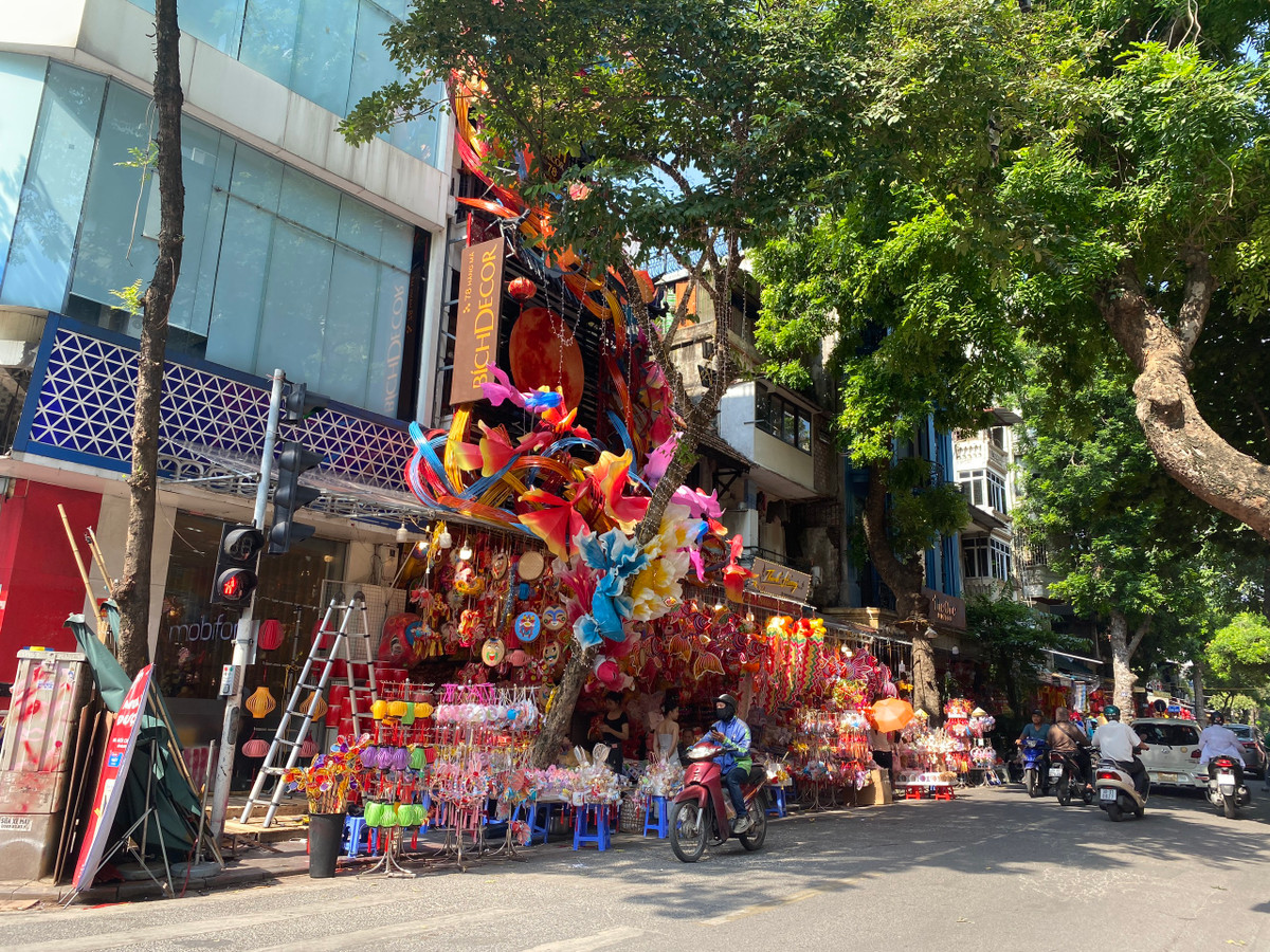 Còn hơn một tháng nữa mới đến Trung thu, thế nhưng phố Hàng Mã (quận Hoàn Kiếm, Hà Nội) đã bắt đầu bày bán đồ trang trí từ đèn, mặt nạ, mô hình đủ loại, đủ màu sắc sặc sỡ.