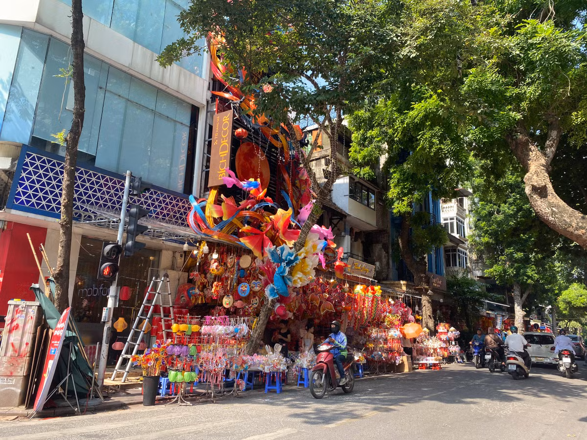 Còn hơn một tháng nữa mới đến Trung thu, thế nhưng phố Hàng Mã (quận Hoàn Kiếm, Hà Nội) đã bắt đầu bày bán đồ trang trí từ đèn, mặt nạ, mô hình đủ loại, đủ màu sắc sặc sỡ.